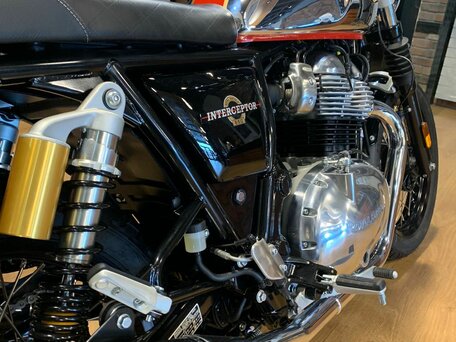 2025 Royal Enfield Interceptor 650, серебристый, 699000 рублей, вид 3