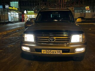 2003 Toyota Land Cruiser 100 Series Рестайлинг 1, серебристый, 2000000 рублей, вид 3