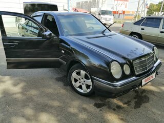 1998 Mercedes-Benz E-Класс 200 II (W210, S210), чёрный, 410000 рублей, вид 3