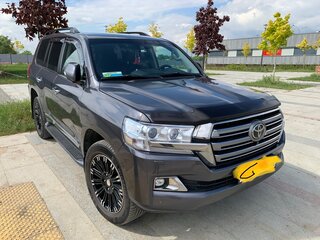 2017 Toyota Land Cruiser 200 Series Рестайлинг 2, серый, 5750000 рублей, вид 3