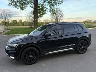 2019 Volkswagen Tiguan II, чёрный, 2810000 рублей, вид 4