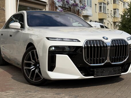 2026 BMW 7 серии 740d xDrive VII (G70), белый, 14900000 рублей, вид 3