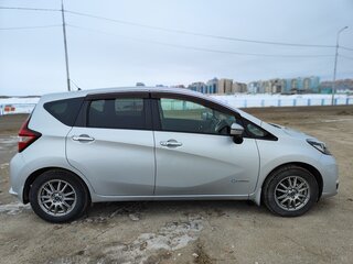 2019 Nissan Note e-Power II Рестайлинг, серебристый, 1350000 рублей, вид 2
