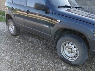 2013 Chevrolet Niva I Рестайлинг, серебристый, 575000 рублей, вид 3