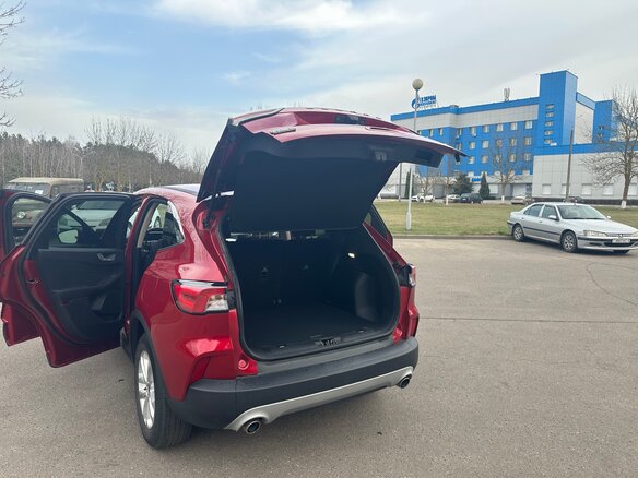 2020 Ford Escape IV, красный, 1380000 рублей - вид 3