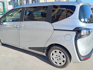 2020 Toyota Sienta II Рестайлинг, серебристый, 1695000 рублей, вид 5