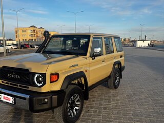 2024 Toyota Land Cruiser 76 70 Series Рестайлинг 2, бежевый, 8000000 рублей, вид 4