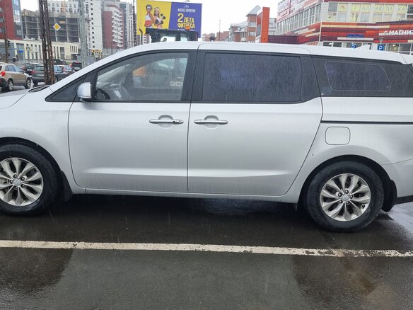 2019 Kia Carnival III, серебристый, 3000000 рублей - вид 4
