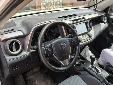 2018 Toyota RAV4 IV (XA40) Рестайлинг, белый, 2500000 рублей, вид 4