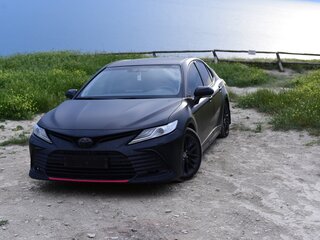 2021 Toyota Camry VIII (XV70) Рестайлинг, чёрный, 2700000 рублей, вид 2