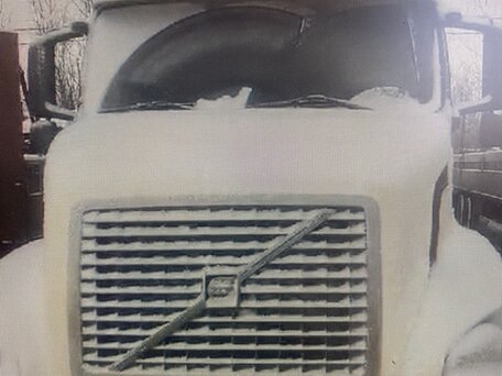2003 Volvo VNL, белый, 2500000 рублей, вид 1