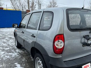 2013 Chevrolet Niva I Рестайлинг, серебристый, 520000 рублей, вид 3