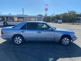 1993 Mercedes-Benz E-Класс 200 I (W124), голубой, 500000 рублей, вид 4