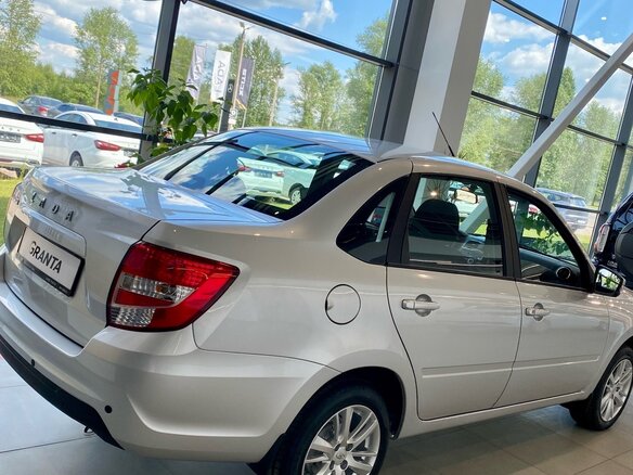 2024 Lada (ВАЗ) Granta I Рестайлинг, серебристый - вид 2