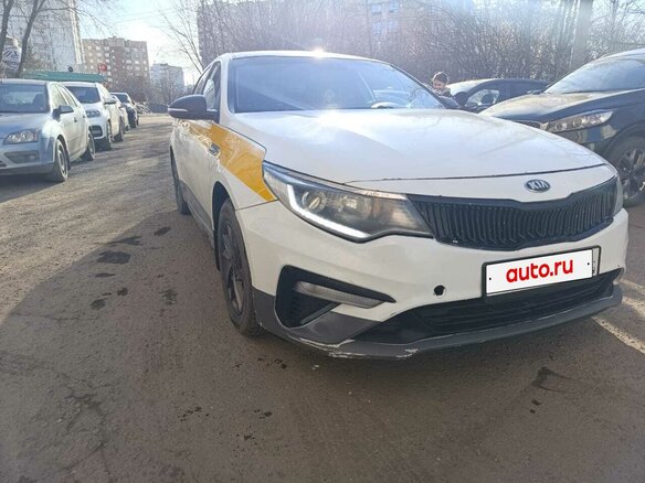 2019 Kia Optima IV Рестайлинг, белый, 900000 рублей - вид 2