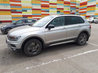 2018 Volkswagen Tiguan II, серебристый, 3600000 рублей, вид 2