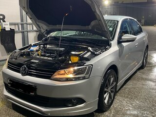 2014 Volkswagen Jetta VI Рестайлинг, серебристый, 1400000 рублей, вид 2