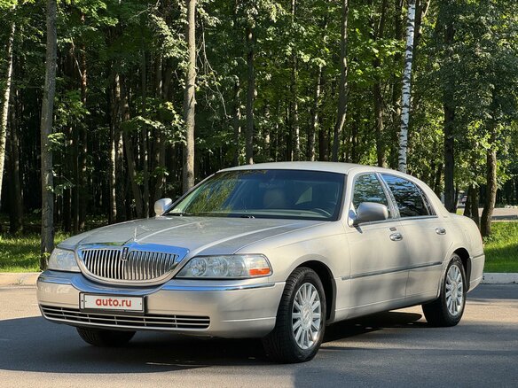 2004 Lincoln Town Car III Рестайлинг, серебристый, 2800000 рублей