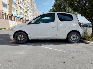 2000 Toyota Vitz I (P10), белый, 149999 рублей, вид 4