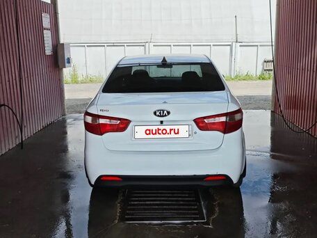 2013 Kia Rio III, белый, 600000 рублей, вид 5