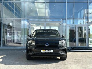 2018 Volkswagen Touareg III, коричневый, 3530000 рублей, вид 2