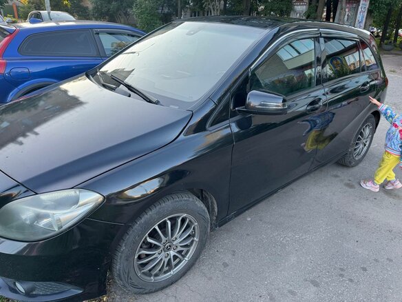 2013 Mercedes-Benz B-Класс 180 II (W246), чёрный - вид 2