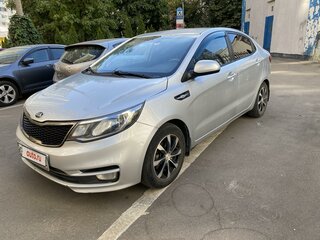 2015 Kia Rio III Рестайлинг, серебристый, 850000 рублей, вид 1