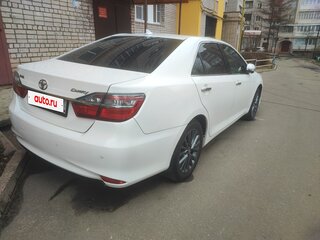 2016 Toyota Camry VII (XV50) Рестайлинг, белый, 1700000 рублей, вид 3