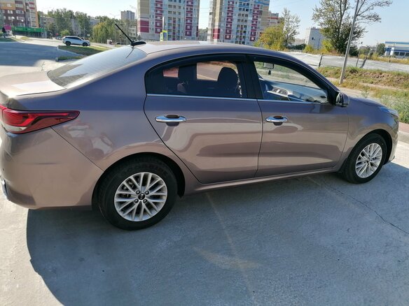 2021 Kia Rio IV Рестайлинг, коричневый, 1707000 рублей - вид 1