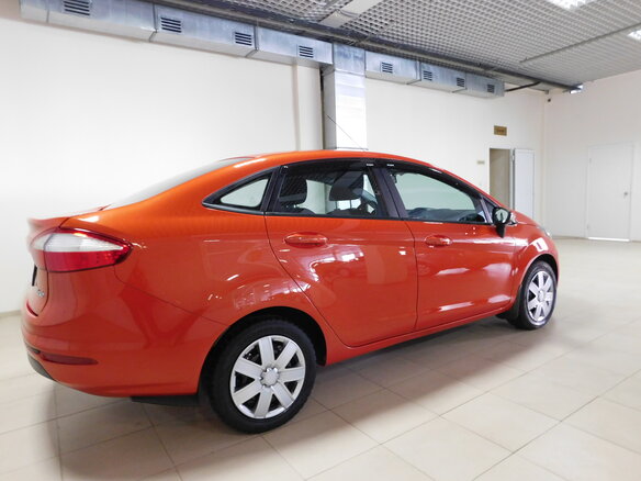 2015 Ford Fiesta Mk6 Рестайлинг, оранжевый - вид 4