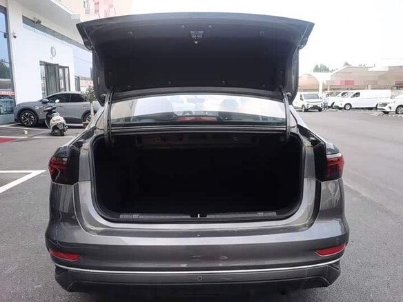 2026 Geely Emgrand III, серебристый - вид 7