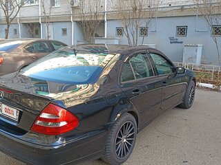 2004 Mercedes-Benz E-Класс 200 III (W211, S211), чёрный, 1050000 рублей, вид 3