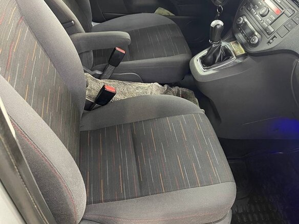 2007 Ford C-MAX I Рестайлинг, серебристый, 400000 рублей - вид 4