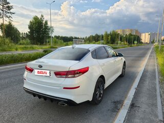 2019 Kia Optima IV Рестайлинг, белый, 1490000 рублей, вид 4