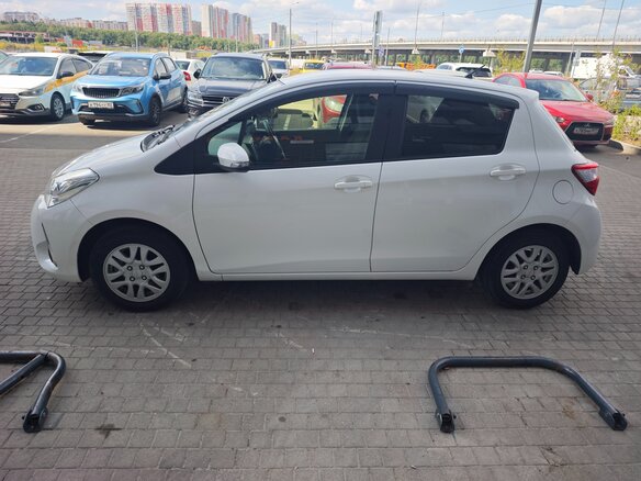 2017 Toyota Vitz III (XP130) Рестайлинг 2, белый, 980000 рублей - вид 8