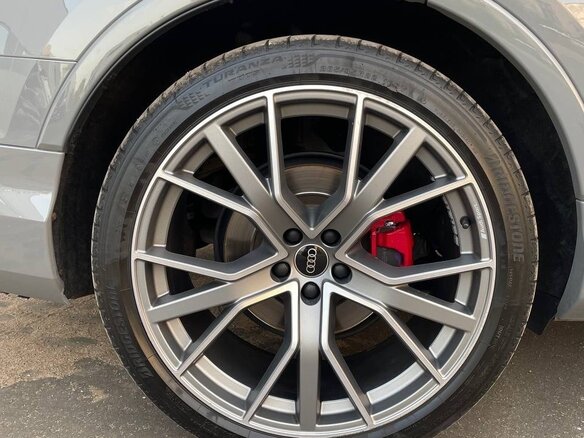 2023 Audi Q7 50 TDI II (4M) Рестайлинг, серый, 9500000 рублей - вид 6