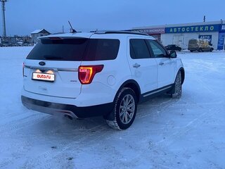 2017 Ford Explorer V Рестайлинг, белый, 2850000 рублей, вид 5