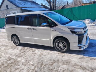 2018 Toyota Voxy III (R80) Рестайлинг, белый, 2750000 рублей, вид 2