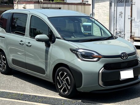 2023 Toyota Sienta III, зелёный, 1440000 рублей, вид 1
