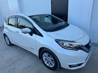 2017 Nissan Note e-Power II Рестайлинг, белый, 1500000 рублей, вид 3