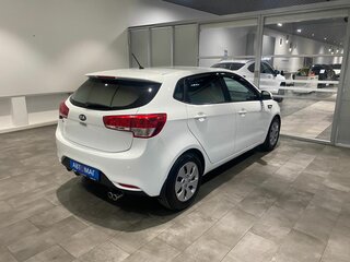 2016 Kia Rio III Рестайлинг, белый, 896000 рублей, вид 5