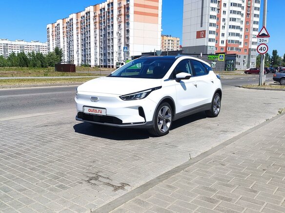 2022 Geely Geometry C 70 kWh, белый, 1650000 рублей - вид 2