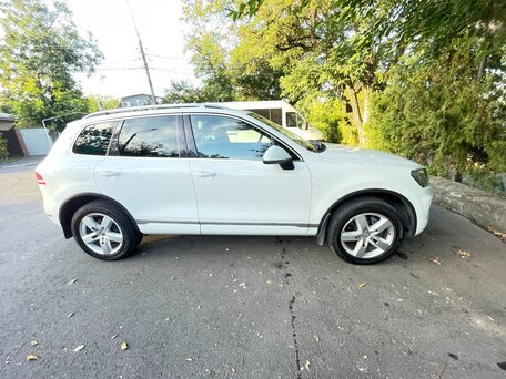 2013 Volkswagen Touareg II, белый, вид 3