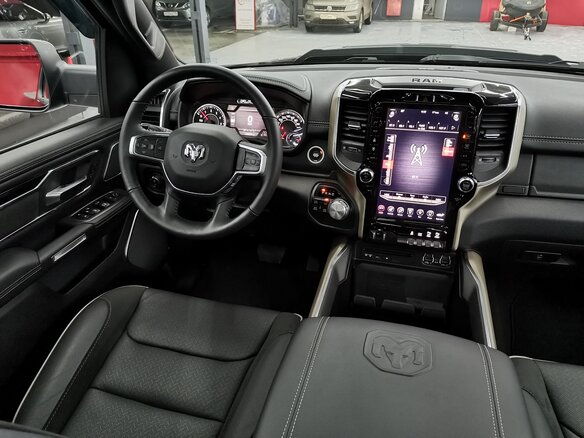 2019 Ram 1500 Crew Cab V, чёрный - вид 13