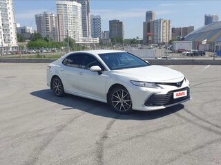 2022 Toyota Camry VIII (XV70) Рестайлинг, белый, 4000000 рублей, вид 3