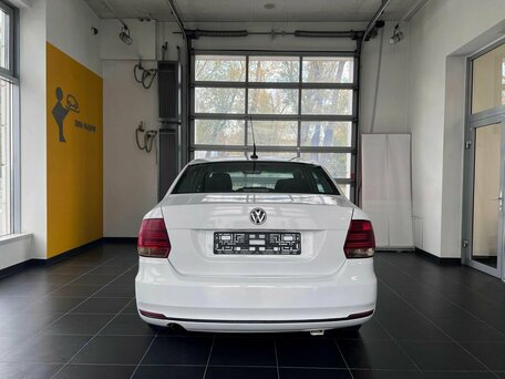 2017 Volkswagen Polo V Рестайлинг, белый, 900000 рублей, вид 5