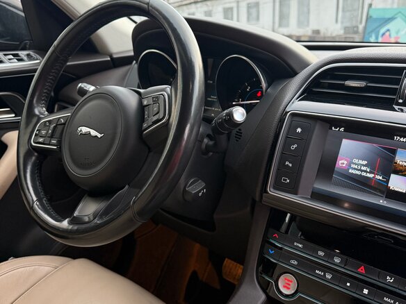 2017 Jaguar F-Pace I, красный, 2349000 рублей - вид 8