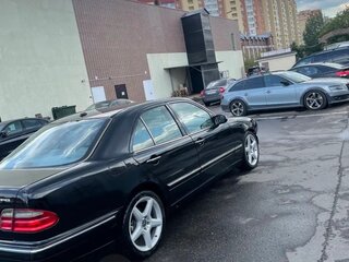 2001 Mercedes-Benz E-Класс 430 II (W210, S210) Рестайлинг, чёрный, 400000 рублей, вид 3