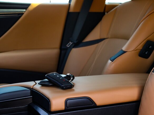 2021 Lexus ES 300h VII Рестайлинг, белый, 5150000 рублей - вид 32