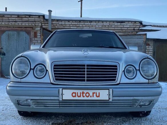 1997 Mercedes-Benz E-Класс 200 II (W210, S210), серебристый, 400000 рублей